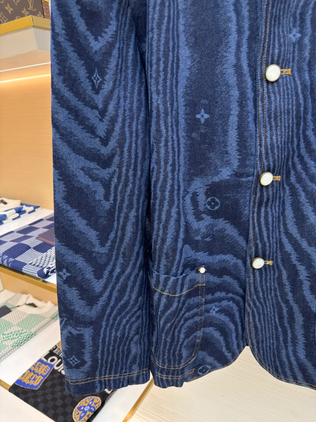 LOUISVUITTON tree pattern denim jacket ●Authentic product: Purchased and developed by 29165 ●Item number: 1680103-B85 ●Fabric: denim fabric ●Technology: printing production ●Version: fitted version ●Weight: about 910 grams ●Size: 46-48-50-52 ●Description: The upper body effect refers to the FW25 early autumn men's series collarless denim rivet full-width logo printed long-sleeved denim jacket for men in blue. This collarless jacket is paved with denim cloth with the LV Moiré pattern, and the Monogram logo is implicitly integrated into it, creating a silky texture. The Marque L.Vuitton DéPosée nubuck label rests on the back for a modern look paired with matching jeans. The overall wiring is straight and delicate, the fabric is comfortable and soft, and the color is consistent without color difference. It can be matched with the same style to create a fashionable look and control various occasions. Customized accessories, complete with three standards, same style for men and women!